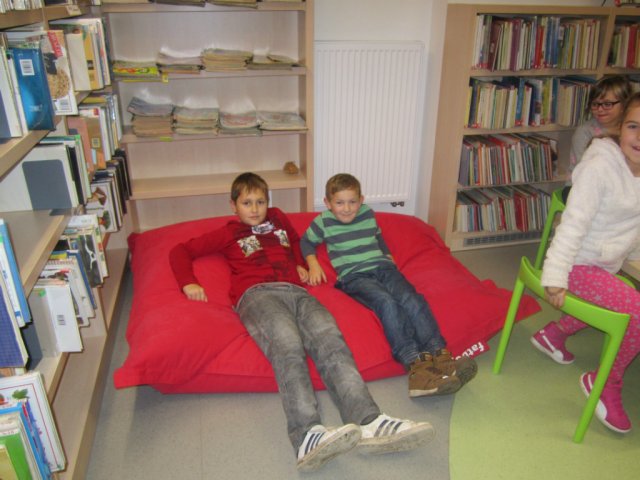 Děti z 1.stupně ZŠ v knihovně